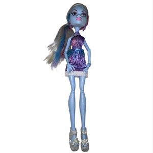 Monster High Scaris City of Frights Abbey Bominable Doll Dress Shoes Necklace